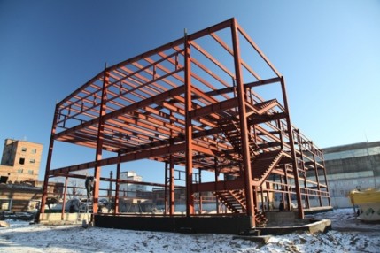 Закончен монтаж металлоконструкций офисно-складского здания г.Красноярск Кировский район