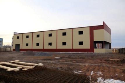 Закончен монтаж металлоконструкций, сэндвич-панелей и кровли здания  «Торговый комплекс» в г.Шарыпово Красноярского Края